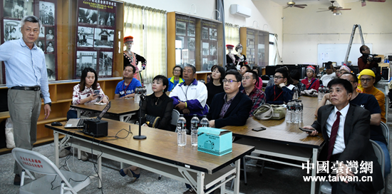 第二届“七彩云南·相约台湾”文化交流月媒体团与社区居民共同观看社区情况简介。